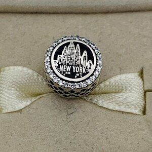 🔥🔥Pandora New York City Exclusive Round Holiday Christmas in NYC Button Charm